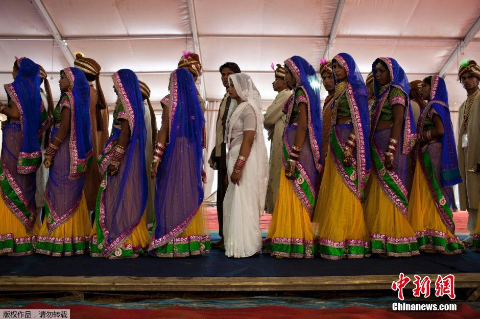 當(dāng)?shù)貢r間2014年6月15日,印度新德里,印度政府為數(shù)百對貧困新人舉辦集體婚禮。