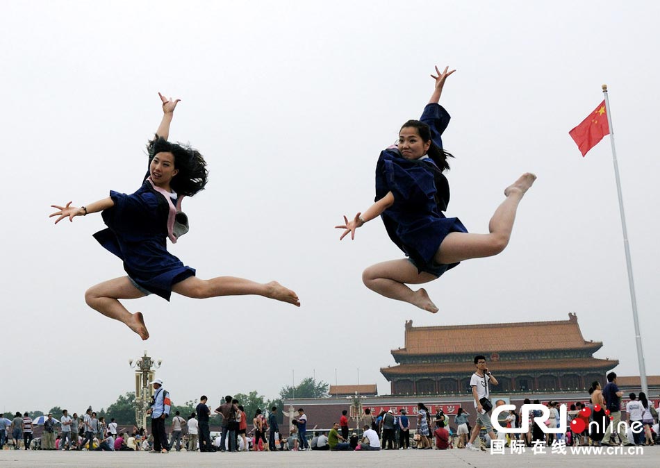 幾名打?qū)W生天安門廣場創(chuàng)意留影。圖片來源：金聞/CFP