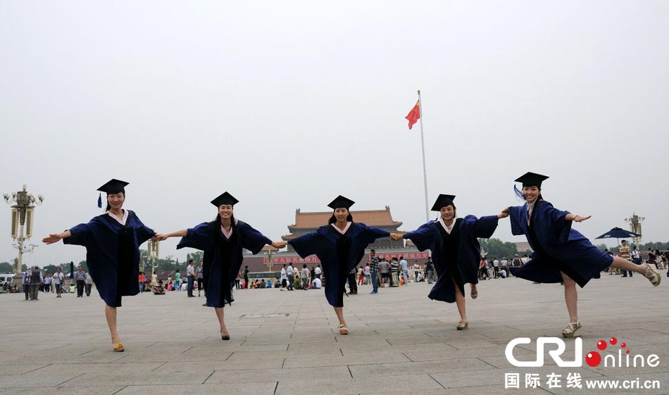 幾名打?qū)W生天安門廣場創(chuàng)意留影。圖片來源：金聞/CFP