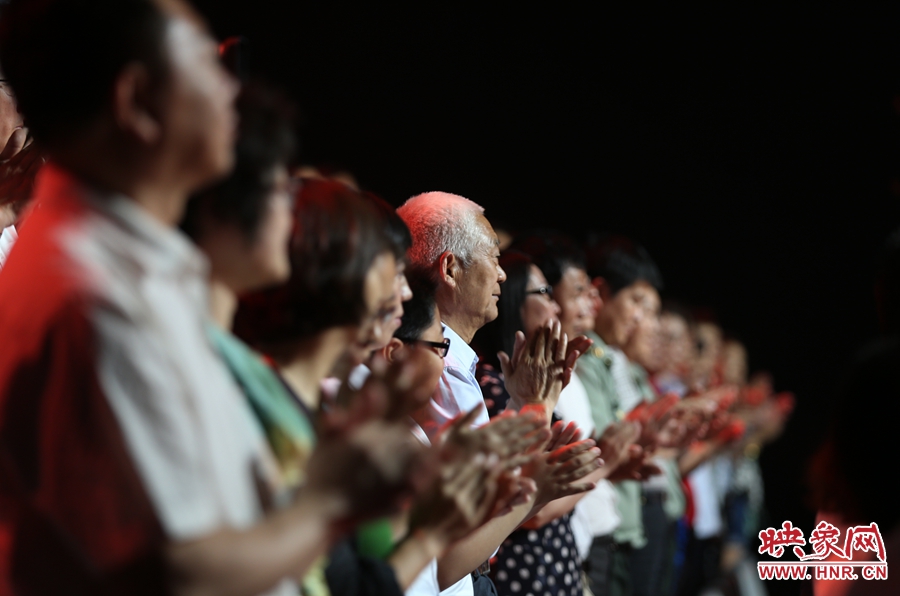 中央電視臺(tái)“時(shí)代楷?！卑l(fā)布廳，觀眾起立為“編外雷鋒團(tuán)”鼓掌。