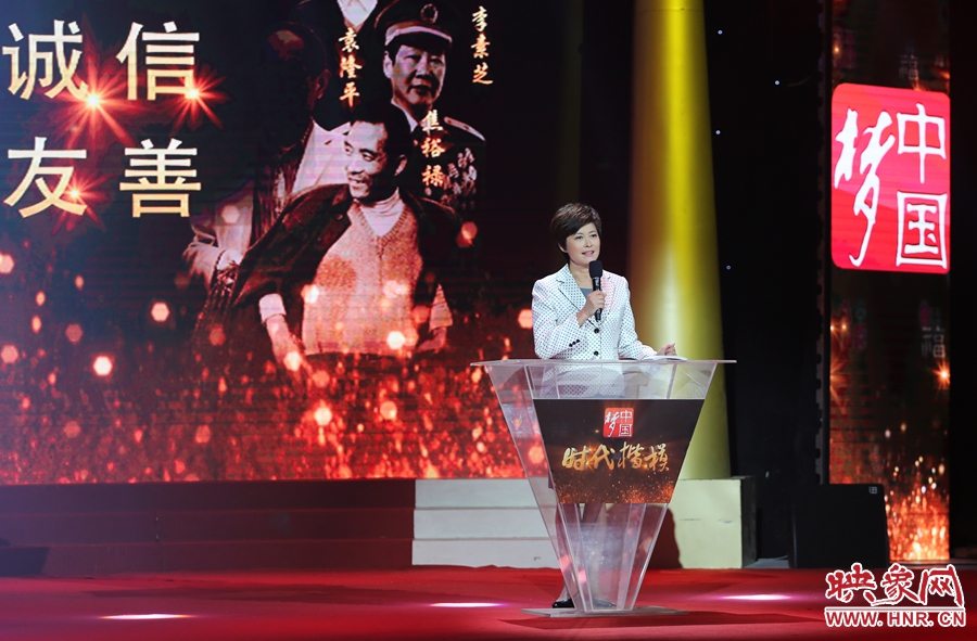 中央電視臺(tái)“時(shí)代楷?！卑l(fā)布廳，發(fā)布人敬一丹介紹“編外雷鋒團(tuán)”。