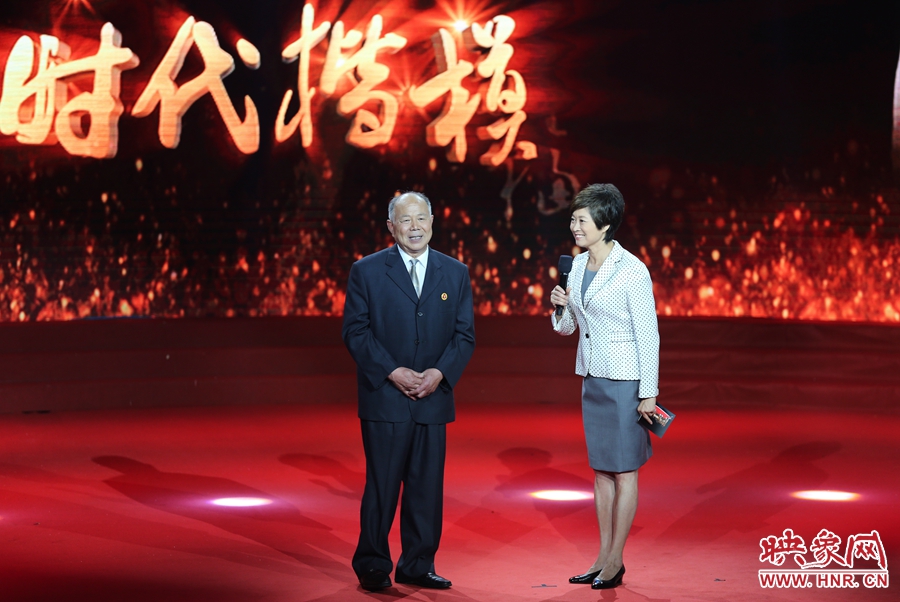 河南鄧州“編外雷鋒團(tuán)”團(tuán)長(zhǎng)，在“時(shí)代楷?！卑l(fā)布廳接受敬一丹訪問。