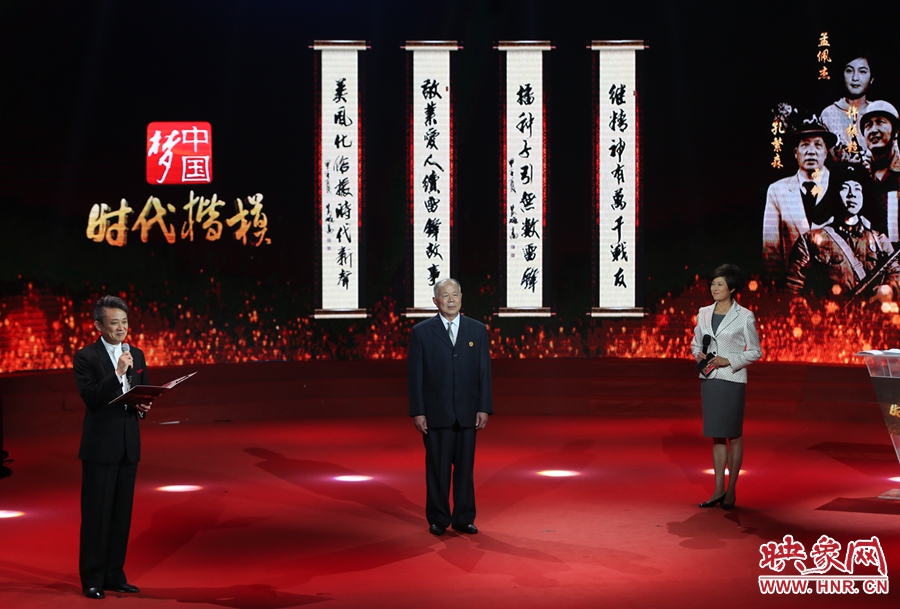 朗誦者現(xiàn)場(chǎng)朗誦贊河南鄧州“編外雷鋒團(tuán)”的楹聯(lián)。