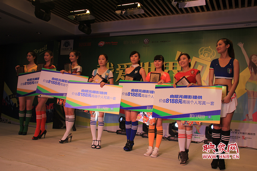 18位足球佳麗通過自我列紹、旗袍走秀、球衣展示三輪比拼，最終8位選手成功勝出。