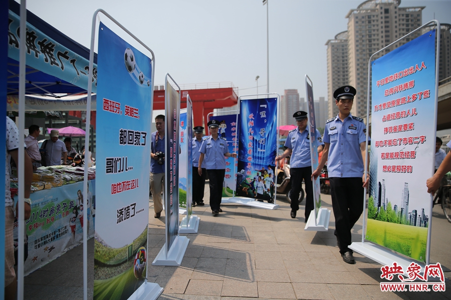 “平日里地鐵口出出入入，總得閃轉(zhuǎn)騰挪......”