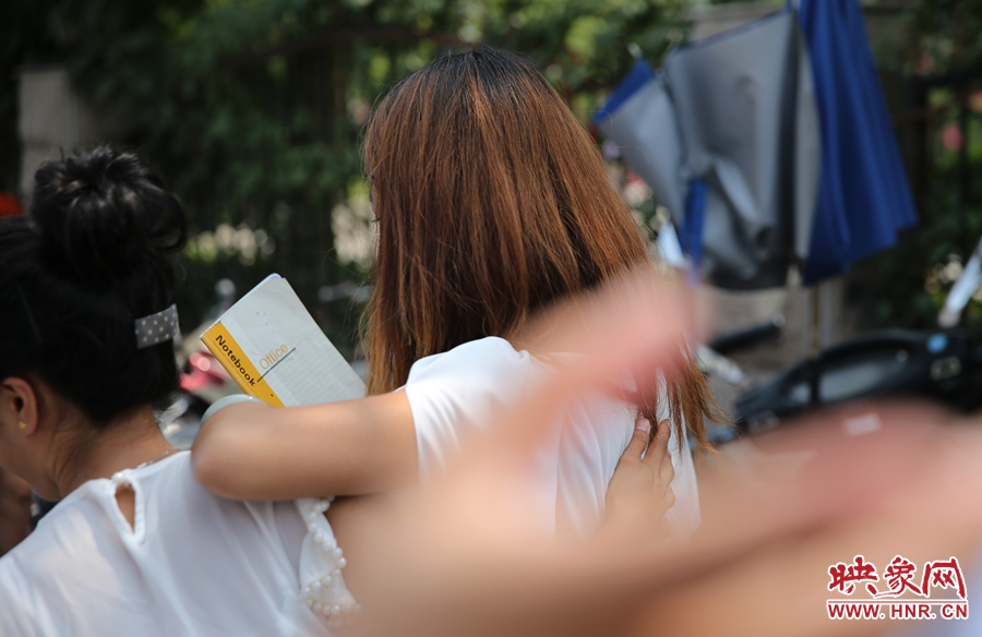 兩名看守?cái)偽坏呐⒁?jiàn)記者拍照離開(kāi)現(xiàn)場(chǎng)。