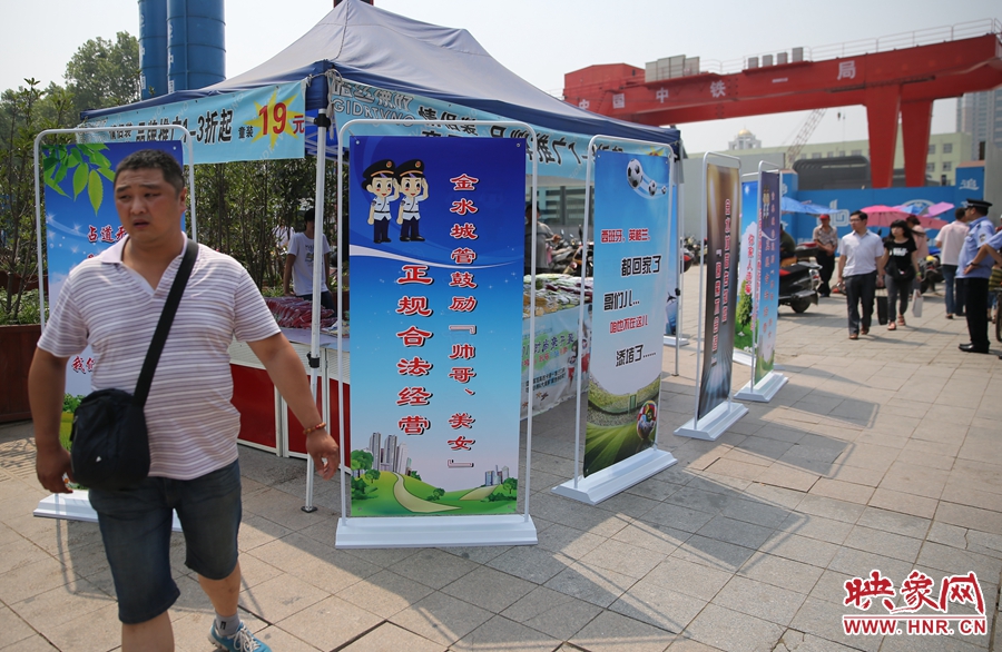 攤位被“圍觀(guān)”后，沒(méi)有一單生意，過(guò)往市民叫好。