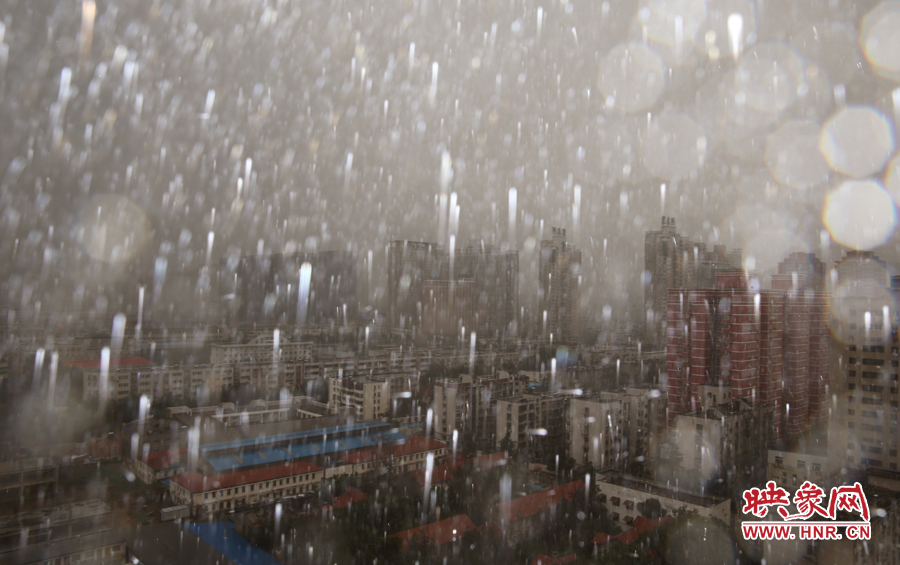 17時25分,鄭州強降雨,紫荊山附近的市民真切地感受到了什么叫大雨傾盆。