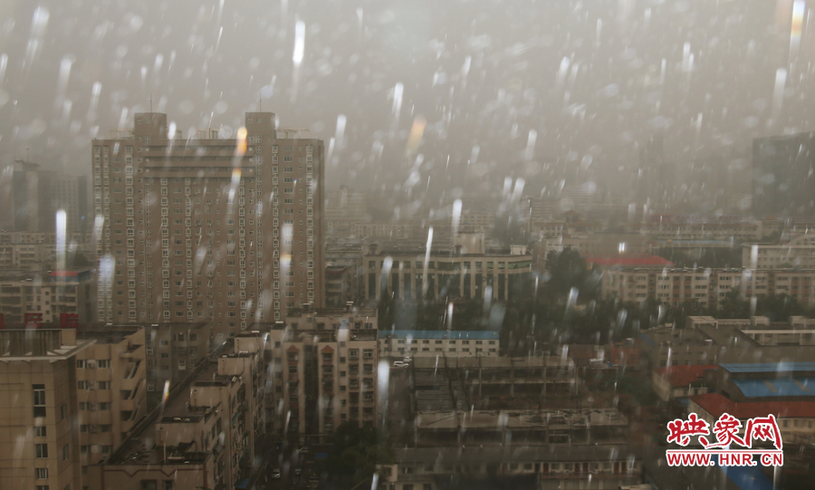 17時25分,鄭州強降雨,紫荊山附近的市民真切地感受到了什么叫大雨傾盆。