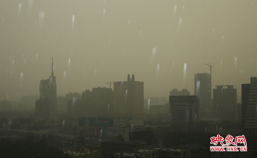 17時29分,鄭州強降雨,紫荊山附近的市民真切地感受到了什么叫大雨傾盆。