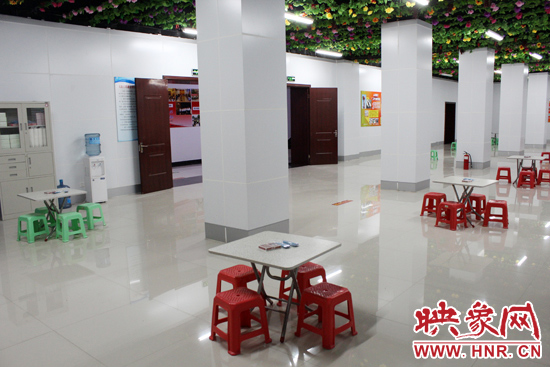 為了給市民納涼避暑創(chuàng)造舒適的環(huán)境，今年鄭州市人防辦加大了投入，對(duì)納涼點(diǎn)進(jìn)行了升級(jí)改造