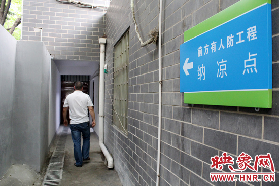 在每一處納涼點(diǎn)均有醒目標(biāo)志，市民可就近前往。