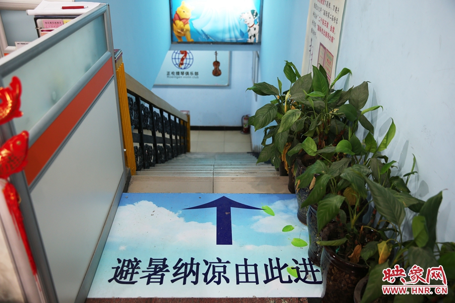 金水區(qū)人防（珠江琴行）納涼點(diǎn)入口處的明顯標(biāo)識(shí)。