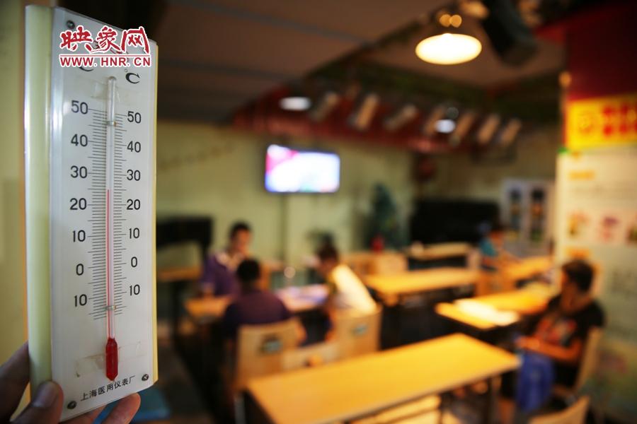 金水區(qū)人防辦（珠江琴行）納涼處，市民在25度的室內(nèi)玩棋牌。