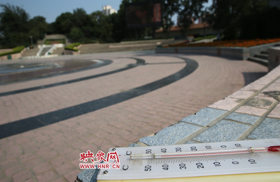 7月8日下午15時(shí)46分，紫荊山公園地表溫度為42度（溫度計(jì)放置地面測量），比人防納涼處高17度。