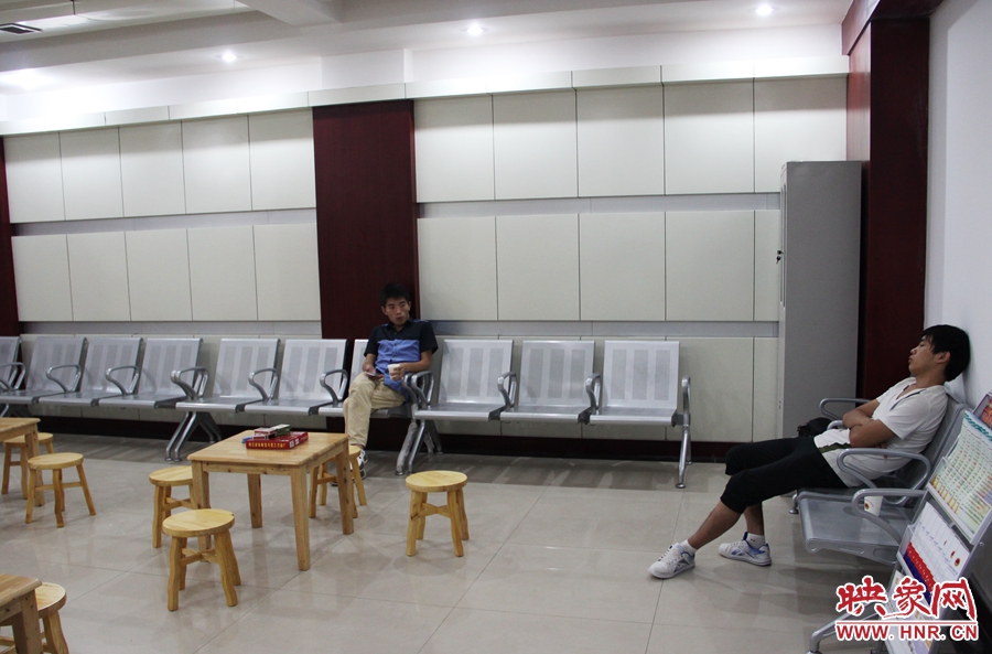 中原區(qū)人防納涼場所（桐柏路與中原路交叉口），市民在22度的室內(nèi)休息，并配有棋牌和飲用水。