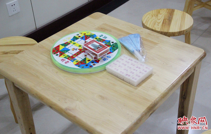 中原區(qū)人防納涼場所（桐柏路與中原路交叉口）內(nèi)配備的棋牌和扇子。