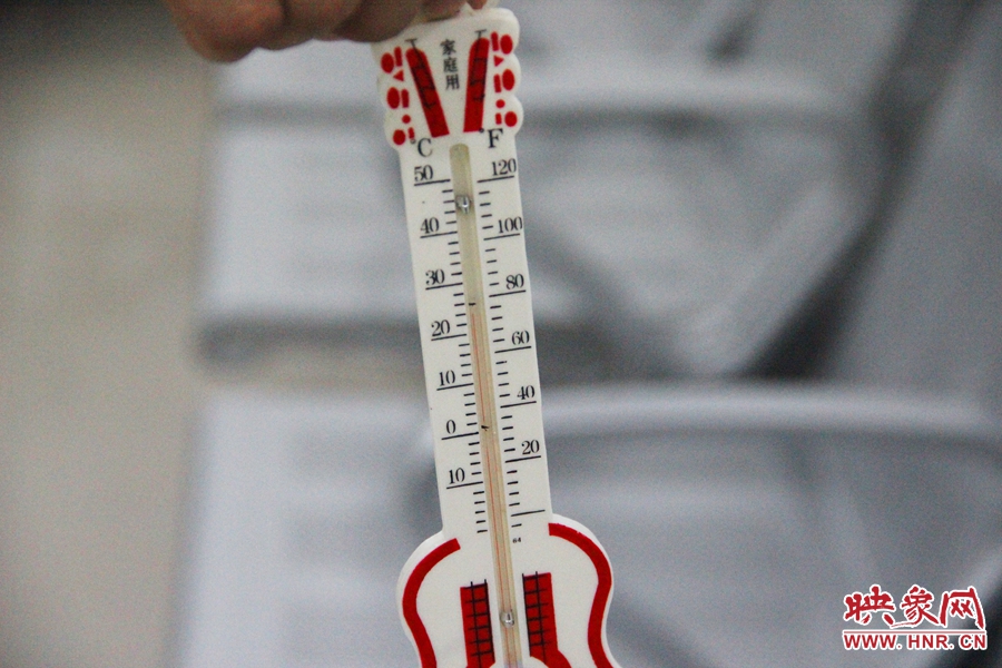 中原區(qū)人防納涼場所（桐柏路與中原路交叉口），室內(nèi)溫度達(dá)24度，相比中原區(qū)室外溫度低14度。