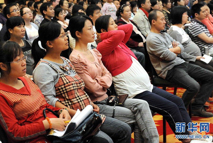 “準媽媽”和“準爸爸”們在鄭州市舉行的一場金色“孕”律音樂會現(xiàn)場欣賞搖籃曲（2011年5月8日攝）。