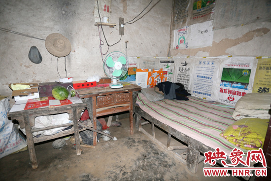 老人的居住條件十分簡(jiǎn)陋。