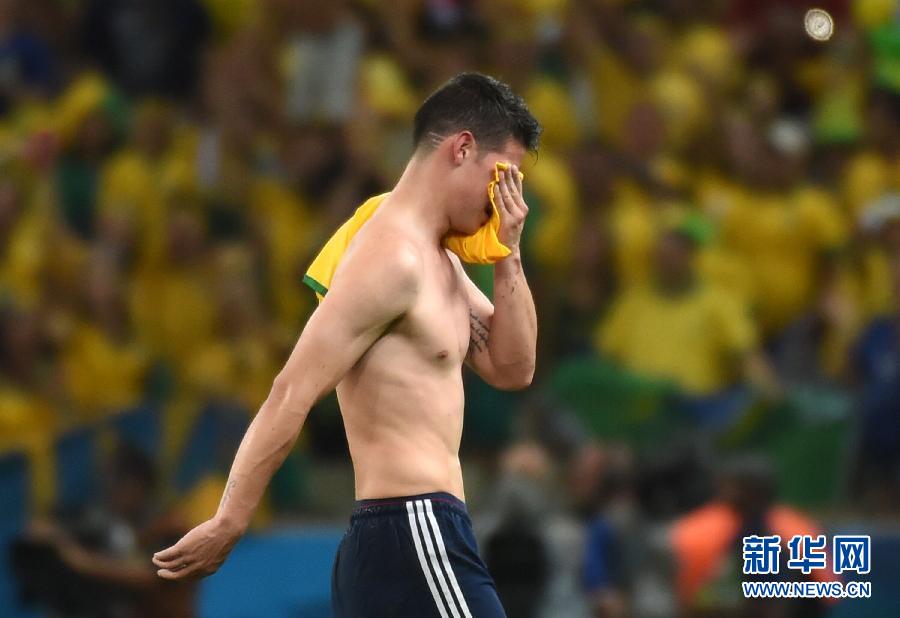 7月4日，哥倫比亞隊(duì)球員羅德里格斯退場(chǎng)時(shí)掩面而泣。