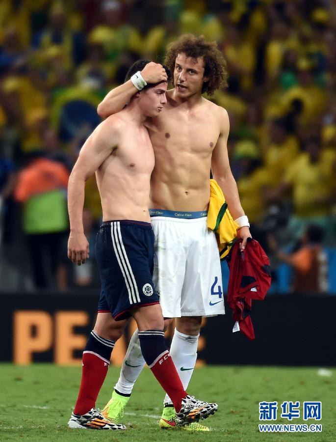 圖為7月4日，巴西隊(duì)球員路易斯（右）賽后安慰哥倫比亞隊(duì)球員羅德里格斯。