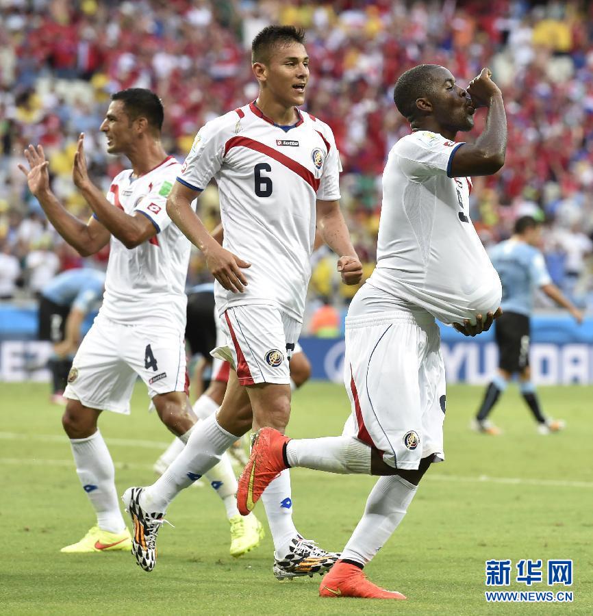 6月14日，哥斯達(dá)黎加隊(duì)球員喬·坎貝爾（右一）進(jìn)球后將足球塞進(jìn)衣服內(nèi)慶祝。