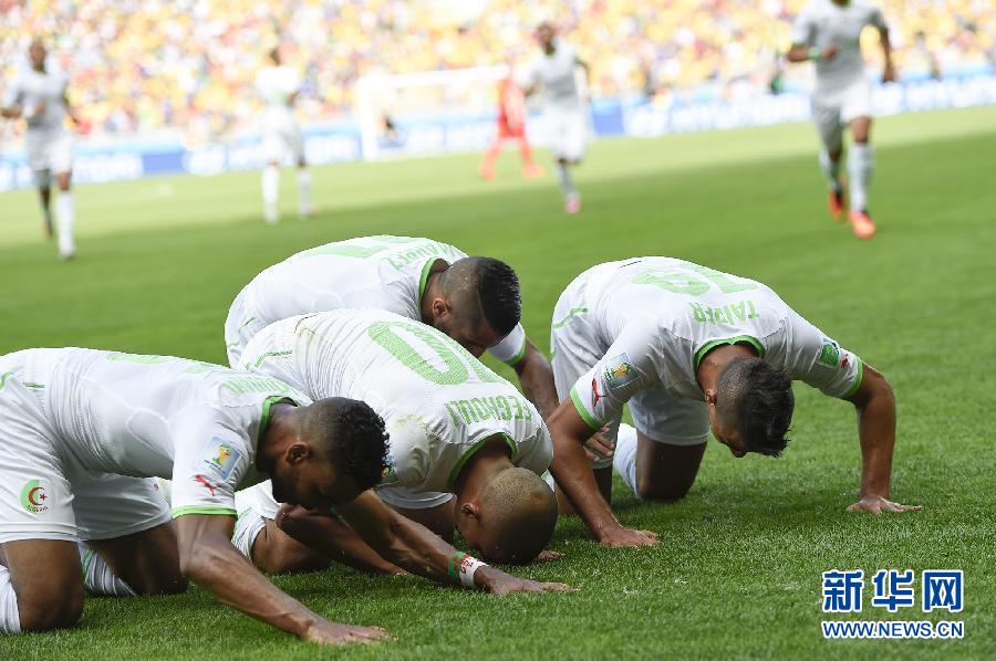 6月17日，阿爾及利亞隊(duì)球員蘇·費(fèi)古利（左二）罰入點(diǎn)球后與隊(duì)友慶祝。