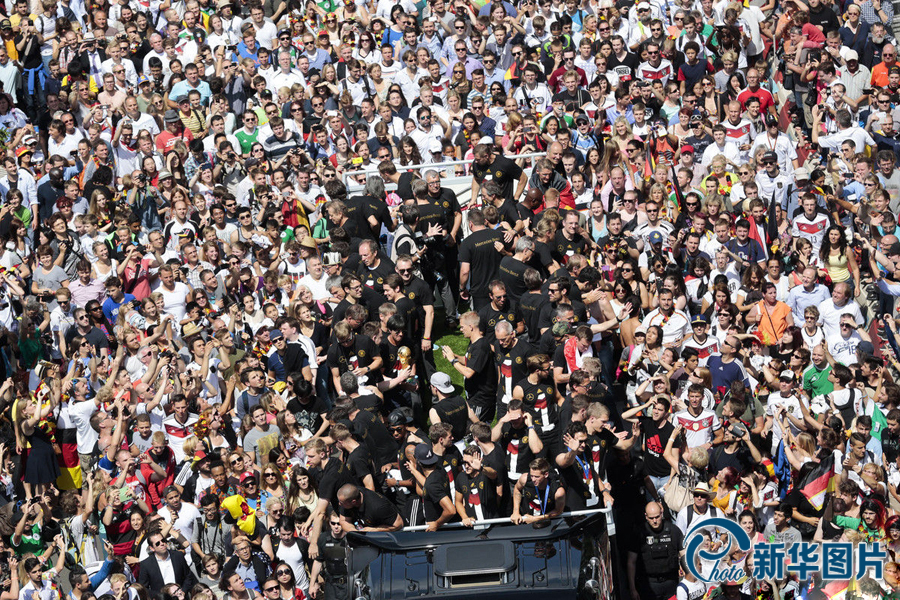 當(dāng)?shù)貢r(shí)間2014年7月15日，德國(guó)柏林，德國(guó)隊(duì)歸國(guó)舉行奪冠巡游。