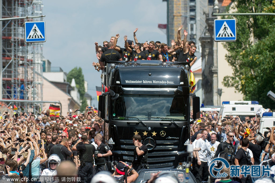 當(dāng)?shù)貢r(shí)間2014年7月15日，德國(guó)柏林，德國(guó)隊(duì)歸國(guó)舉行奪冠巡游。