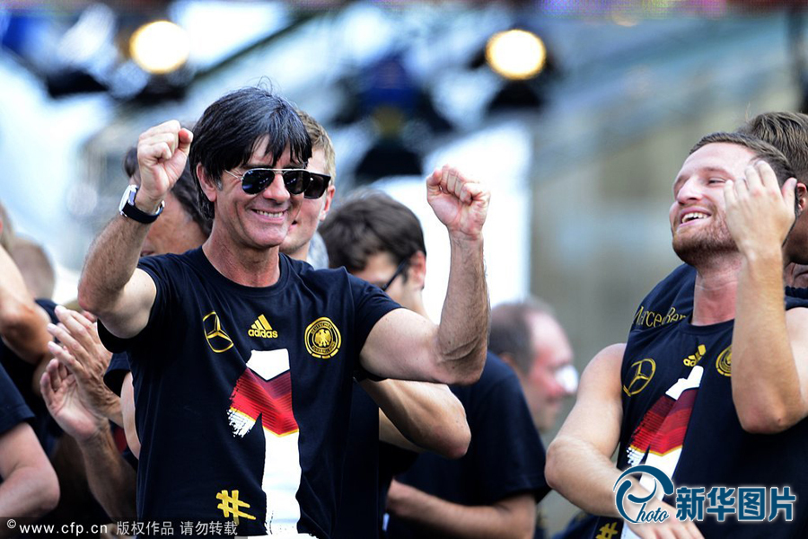 當(dāng)?shù)貢r(shí)間2014年7月15日，德國(guó)柏林，德國(guó)隊(duì)歸國(guó)舉行奪冠巡游