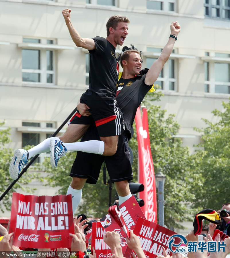 當(dāng)?shù)貢r(shí)間2014年7月15日，德國(guó)柏林，德國(guó)隊(duì)歸國(guó)舉行奪冠巡游
