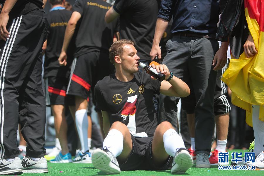 當(dāng)?shù)貢r(shí)間2014年7月15日，德國(guó)柏林，德國(guó)隊(duì)歸國(guó)舉行奪冠巡游