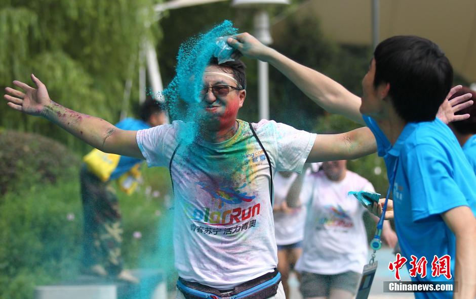 7月19日,參加彩虹跑的年輕人沖向終點(diǎn)后合影。