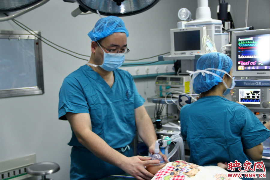 上午8點(diǎn)10分，小龍接受全身麻醉。