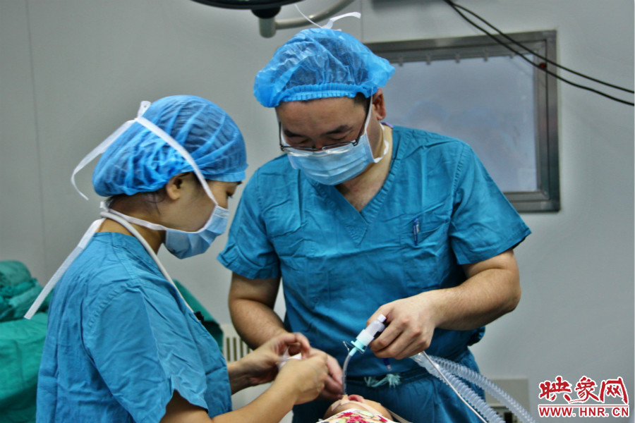 醫(yī)生正在對(duì)小龍進(jìn)行麻醉后的觀察。