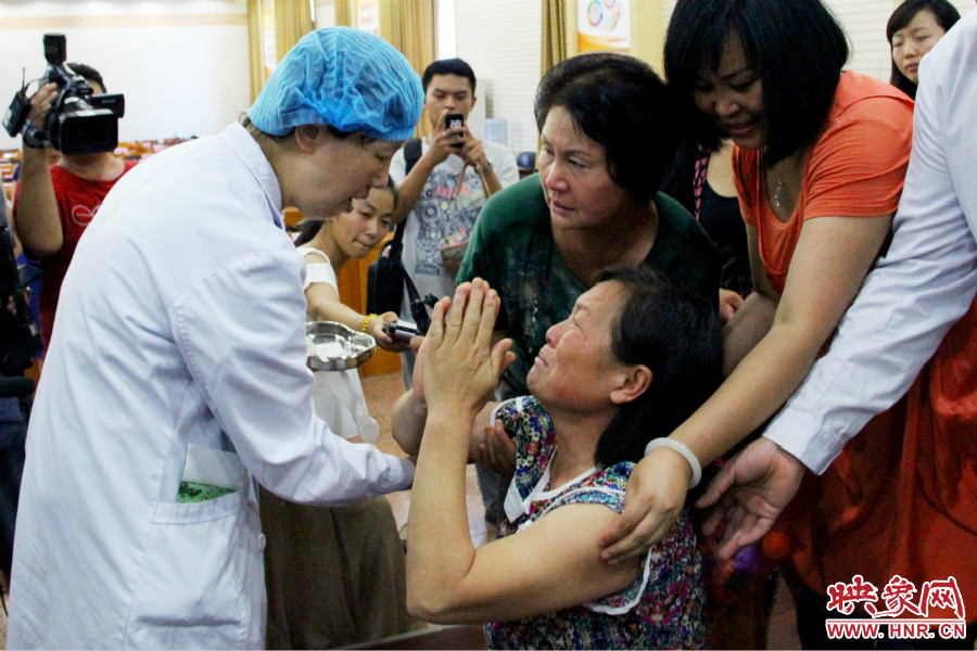 當(dāng)?shù)弥↓埬X部的鋼針成功取出，馮書想的情緒有些激動(dòng)。