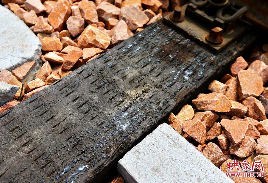 烈日的烘烤下，枕木上的瀝青已經(jīng)被曬化