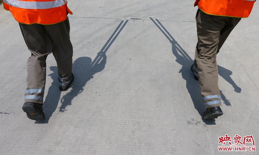 中午時分，烈日當(dāng)頭，在滾燙的水泥地面上投下了小小的身影