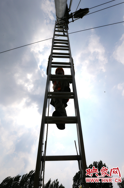 頂著太陽的直射，檢修工不斷要爬上高處施工