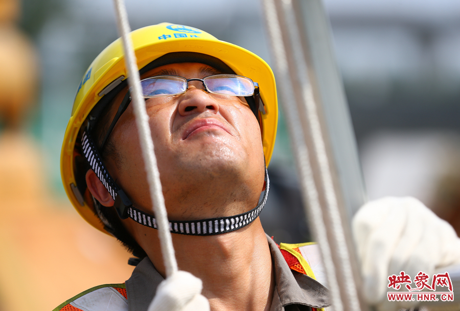 酷暑下，工人師傅的每一個動作都消耗著大量的體力