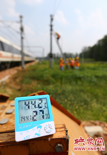 剛開始工作20分鐘，戶外溫度已經(jīng)達(dá)到44.2℃