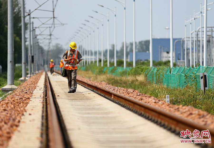 在前往下個檢修點的路上，還不忘查看工作單