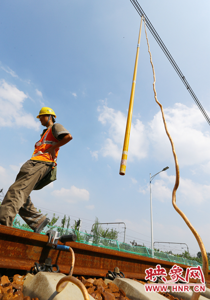 金屬的施工工具，在高溫的暴曬下需要帶上手套才敢觸碰