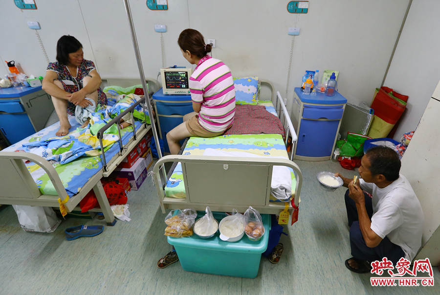 早上八點多，親戚買來了早餐，可是孩子的奶奶和姑姑卻吃不下去