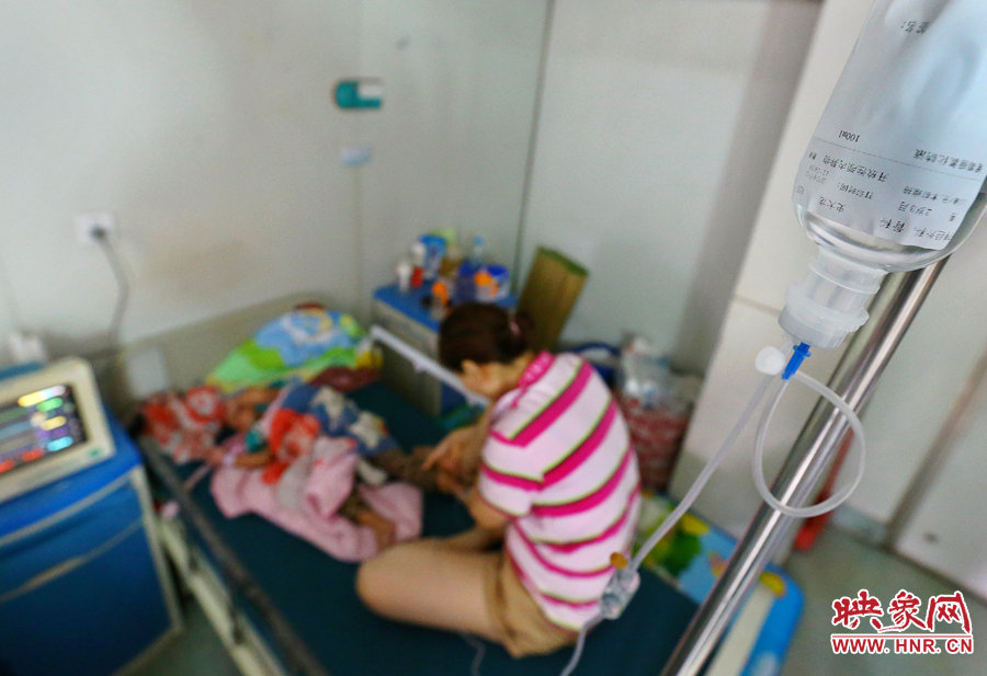 早上7點左右，醫(yī)生為大龍輸液做術(shù)前準備