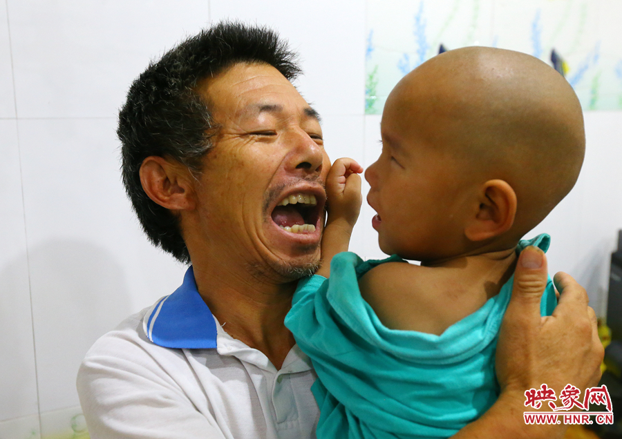 麻醉前，爺爺努力逗著大龍笑，他希望孩子能暫時忘記傷病帶來的疼痛