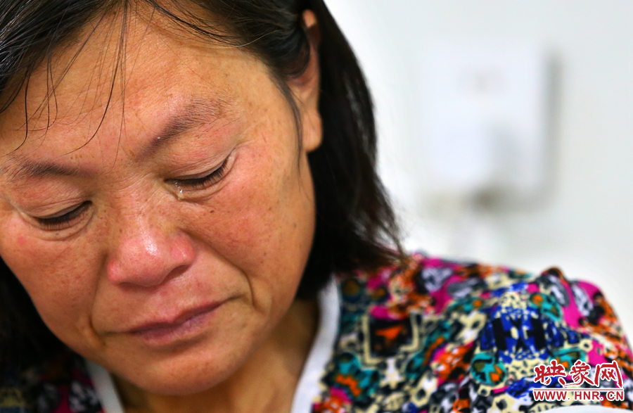 大龍手術(shù)時，等待結(jié)果的奶奶留下了淚水