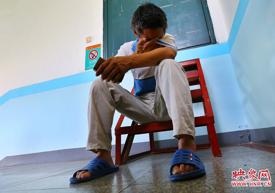 爺爺通過電話告知守護小龍的奶奶，大龍手術(shù)成功后喜極而泣