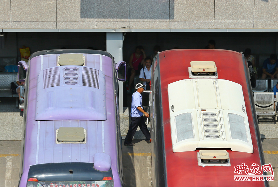 調(diào)度員的身影，在客車間不停穿梭